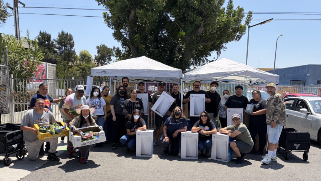 Voluntarios de Proyecto Pastoral en la Misión Dolores preparan la distribución de purificadores de aire, alimentos y otros artículos durante el incendio de un almacén en Boyle Heights. (Proyecto Pastoral)