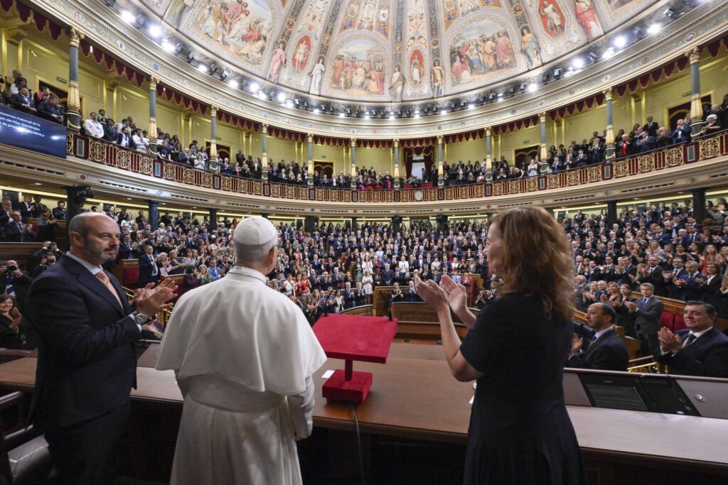 Pedro Rollán Ojeda, presidente del Senado de España, y Francina Armengol, presidenta del Congreso de los Diputados, aplauden al Papa León XIV tras su discurso ante una sesión conjunta del Parlamento español en Madrid, el 8 de junio de 2026, durante su viaje apostólico a España. (Foto OSV News/Simone Risoluti, Vatican Media)
