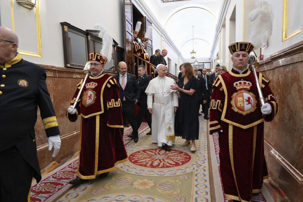 El Papa León XIV llega al Congreso de los Diputados, en Madrid, acompañado por Pedro Rollán Ojeda, presidente del Senado de España, y Francina Armengol, presidenta del Congreso de los Diputados, para dirigirse a una sesión conjunta del Parlamento español el 8 de junio de 2026. (Foto OSV News/Simone Risoluti, Vatican Media)