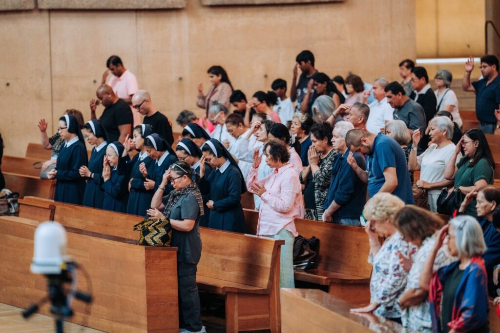 Religiosas de las Amantes de la Santa Cruz de Los Ángeles estuvieron entre los cientos de fieles que participaron en la Misa celebrada el 12 de junio en la catedral. (Isabel Cacho)