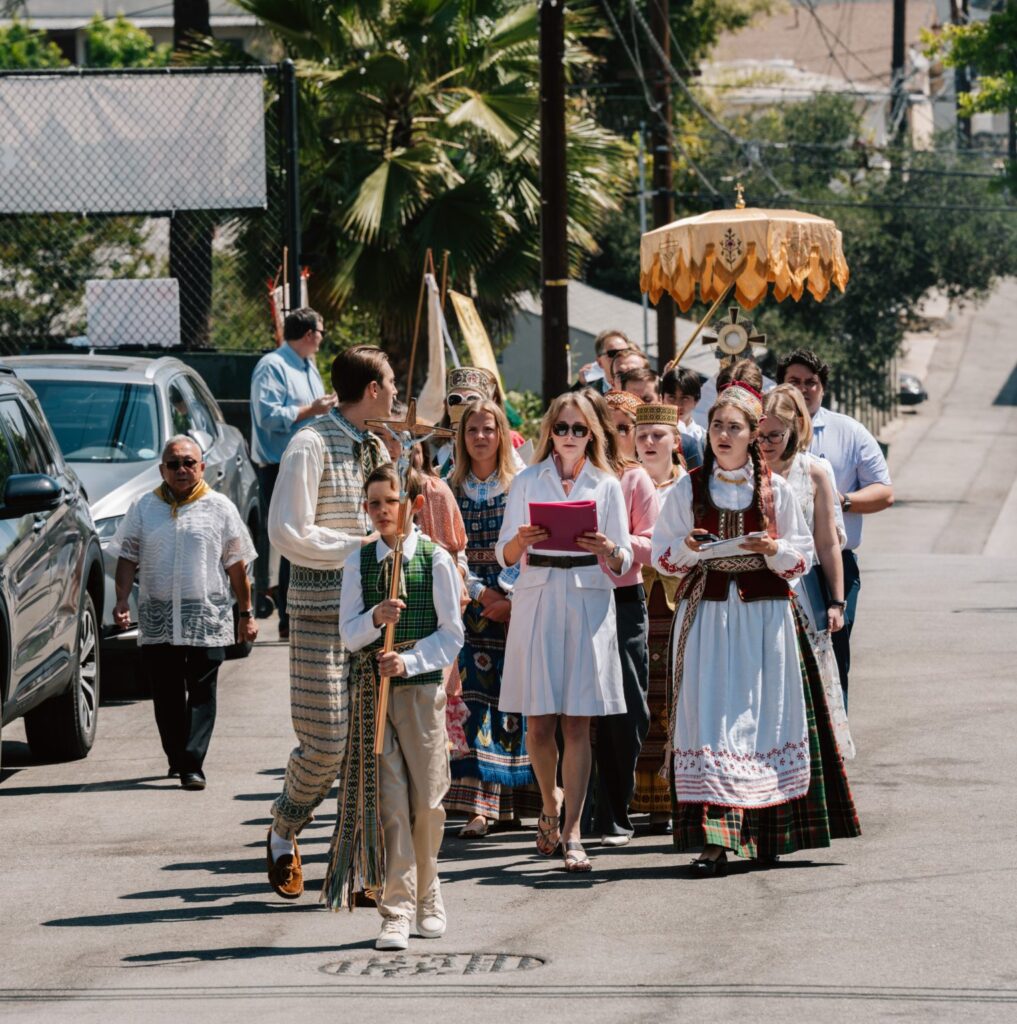 Feligreses de la Iglesia de San Casimiro participaron en una procesión eucarística por las calles de Los Feliz durante la celebración del aniversario parroquial Atlaidai, el 31 de mayo. (Peter Lobato)