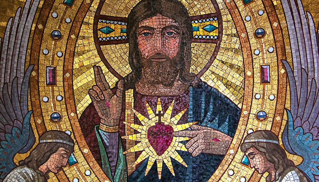 “Composición de mosaicos con la imagen de Jesús y ángeles en el interior de un mausoleo (capilla) de un cementerio de París”, París, Francia. (Salvatore Favata/Unsplash).
