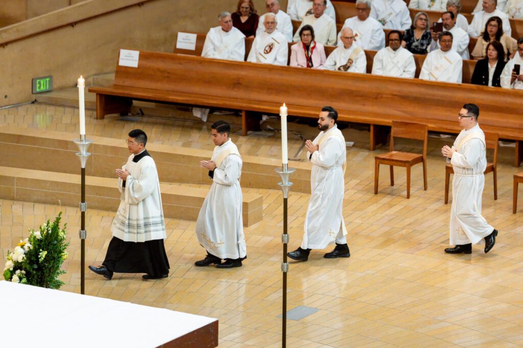 archdiocese-los-angeles-ordination-jpegJoe-285-1536x1024 | Angelus en Español Los padres Jerick Alenton, David Zamora y Shengda “Martin” Zhu ingresan en procesión a la Catedral de Nuestra Señora de los Ángeles el 30 de mayo para dar inicio a la Misa de su ordenación sacerdotal. (Joe Garcia III)