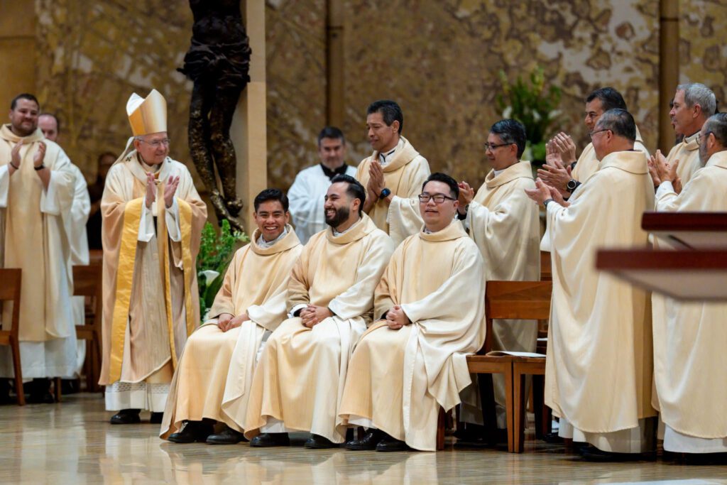 archdiocese-los-angeles-ordination-jpegJoe-448-1536x1024 | Angelus en Español El arzobispo José H. Gomez, junto con los obispos y sacerdotes presentes, aplaude a los tres nuevos sacerdotes durante la Misa de ordenación celebrada el 30 de mayo en la Catedral de Nuestra Señora de los Ángeles. (Joe Garcia III)