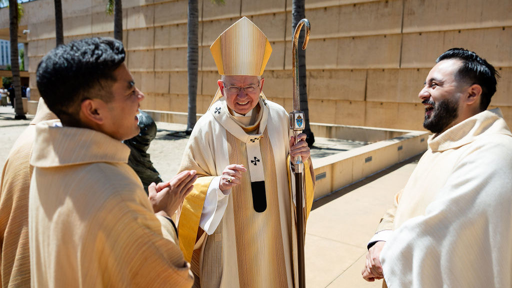 El arzobispo José H. Gomez comparte un momento con los nuevos sacerdotes Shengda “Martin” Zhu, Jerick Alenton y David Zamora después de su misa de ordenación, celebrada el 30 de mayo. (Foto: Joe Garcia III).