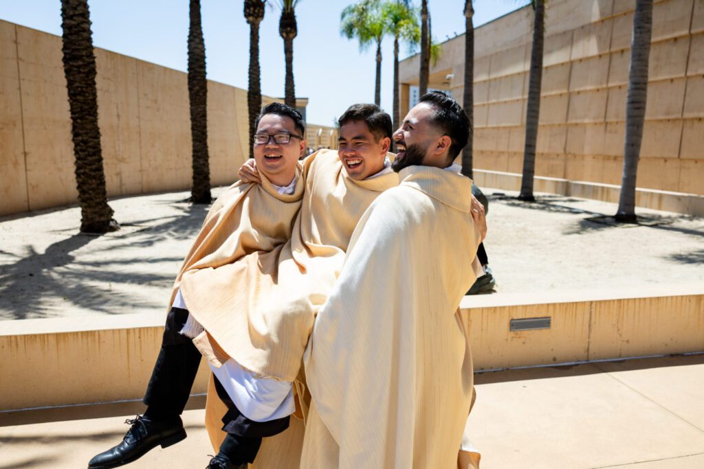 archdiocese-los-angeles-ordination-jpegJoe-672-1536x1024 | Angelus en Español Los recién ordenados sacerdotes, el padre Shengda “Martin” Zhu, el padre Jerick Alenton y el padre David Zamora, comparten un momento de alegría después de la Misa de ordenación celebrada el 30 de mayo en la Catedral de Nuestra Señora de los Ángeles. (Joe Garcia III)