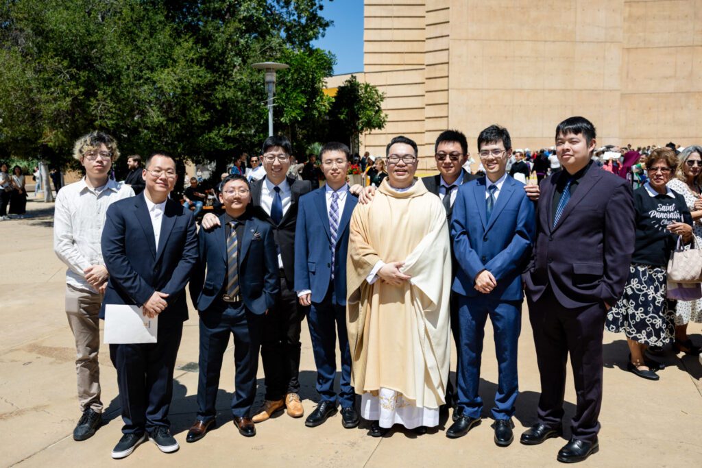 archdiocese-los-angeles-ordination-jpegJoe-695-1536x1024 | Angelus en Español El padre Shengda “Martin” Zhu posa junto a familiares y seres queridos durante las primeras bendiciones impartidas tras la Misa de ordenación celebrada el 30 de mayo en la Catedral de Nuestra Señora de los Ángeles. (Joe Garcia III)