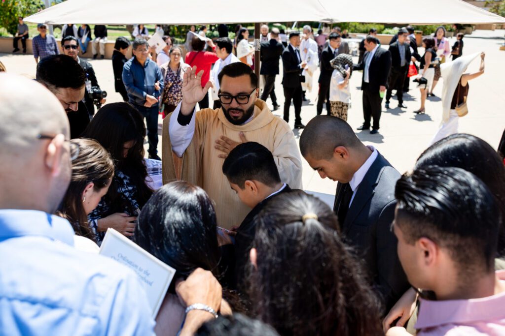 archdiocese-los-angeles-ordination-jpegJoe-700-1536x1024 | Angelus en Español El padre David Zamora imparte sus primeras bendiciones tras la Misa de ordenación celebrada el 30 de mayo en la Catedral de Nuestra Señora de los Ángeles. (Joe Garcia III)