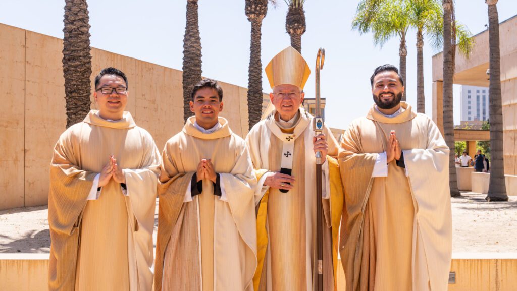 El arzobispo José H. Gomez posa junto a los recién ordenados sacerdotes, el padre Shengda “Martin” Zhu (izq.), el padre Jerick Alenton (centro) y el padre David Zamora (der.), después de la Misa de ordenación celebrada el 30 de mayo en la Catedral de Nuestra Señora de los Ángeles. (Isabel Cacho)