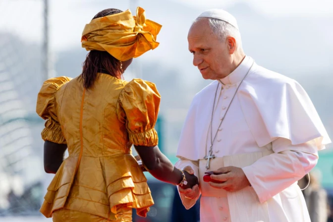 El Papa saluda a Bousso Diouf, mujer originaria de Senegal. | Crédito: Daniel Ibáñez/EWTN News