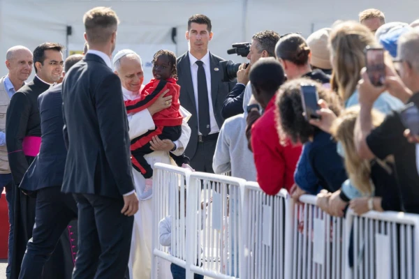 El Papa abraza a una niña en Tenerife. Crédito: Daniel Ibáñez/EWTN News