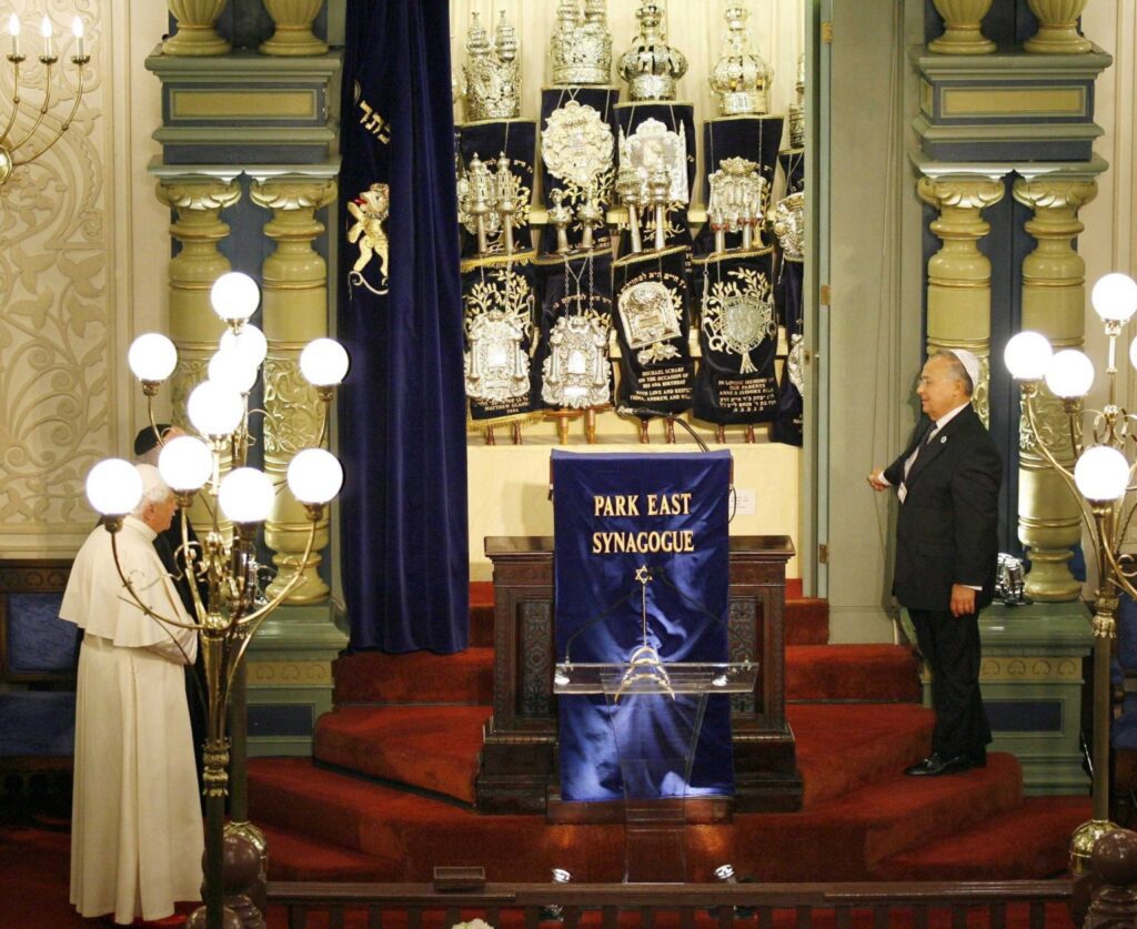La Torá, o las Sagradas Escrituras del pueblo judío, es mostrada al papa Benedicto XVI durante su visita a la sinagoga Park East, en Nueva York, el 18 de abril de 2008. (CNS/Gary Hershorn, Reuters)