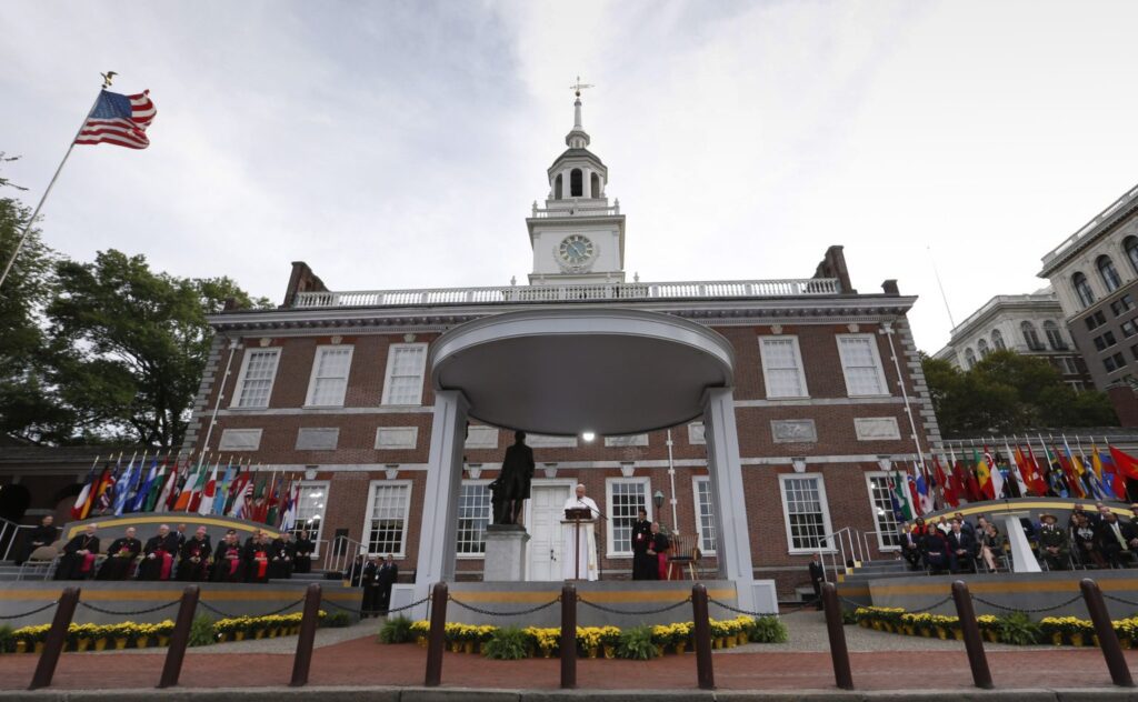El papa Francisco pronuncia un discurso desde el Independence Hall en Filadelfia el 26 de septiembre de 2015. (Foto de CNS/Paul Haring)