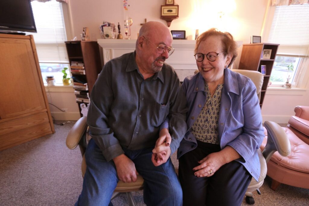 MARRIAGE HELP PORTLAND COUPLE | Angelus en Español Kevin y Carol McMenamin, fotografiados en su hogar en Portland, Oregón, en 2018, pensaban que su matrimonio ya no tenía esperanza, pero hace más de 20 años buscaron ayuda en Retrouvaille, un programa católico de apoyo a los matrimonios. (CNS/Katie Scott, Catholic Sentinel)
