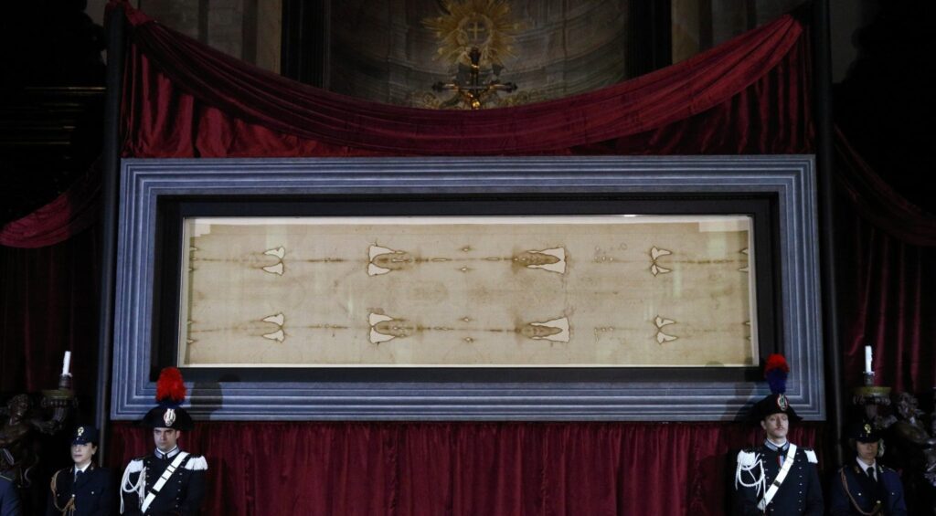 SHOURD TURIN ITALY DISPLAY | Angelus en Español La Sábana Santa de Turín aparece en una fotografía de archivo tomada durante una presentación para periodistas en la Catedral de San Juan Bautista, en Turín, Italia. (Foto de CNS/Paul Haring)