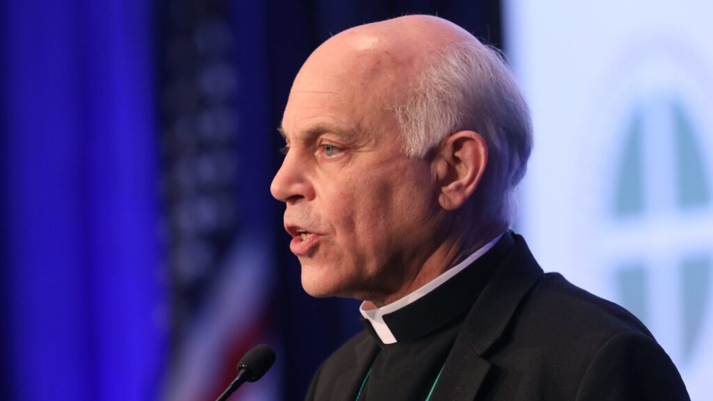 El arzobispo de San Francisco, Salvatore J. Cordileone, interviene durante una sesión de la asamblea general de otoño de los obispos de Estados Unidos, el 17 de noviembre de 2021, en Baltimore. (Foto OSV News/Bob Roller, archivo CNS)