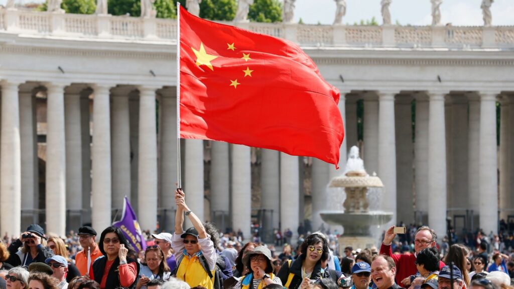 Un visitante ondea la bandera de China en la Plaza de San Pedro, en el Vaticano, en esta fotografía de archivo del 22 de mayo de 2019. (Foto CNS/Paul Haring)
