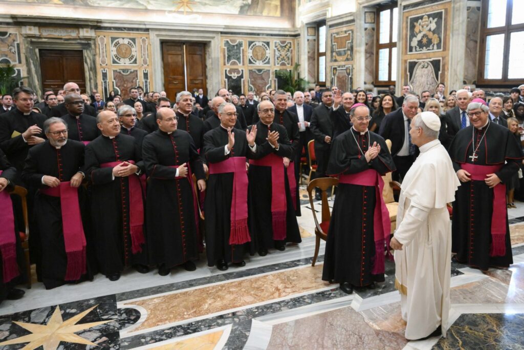 POPE LEO XIV AND ROMAN ROTA COURSE ON MARRIAGE | Angelus en Español El Papa León XIV recibe un aplauso tras pronunciar su discurso ante sacerdotes, religiosos y laicos que participaron en el Curso Internacional organizado por el Tribunal de la Rota Romana, el tribunal vaticano que se ocupa principalmente de las causas matrimoniales, en el Palacio Apostólico del Vaticano, el 21 de noviembre de 2025. (CNS/Vatican Media)