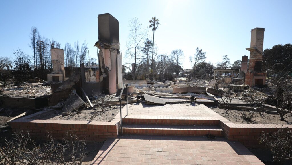Los restos de la residencia de monseñor Liam Kidney, párroco de la iglesia de Corpus Christi, se observan en Pacific Palisades, al oeste de Los Ángeles, el 15 de enero de 2025, tras los incendios forestales. La iglesia quedó completamente destruida y una parte de la escuela también fue consumida por el fuego. (Foto de OSV News/Bob Roller)