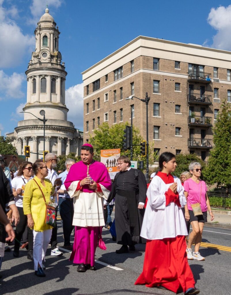El entonces obispo auxiliar de Washington, Mons. Evelio Menjívar-Ayala, en el centro, encabeza una procesión en Washington el 28 de septiembre de 2025 con motivo de la 111.ª Jornada Mundial del Migrante y del Refugiado. (Foto OSV News/Catholic Standard, Mihoko Owada)