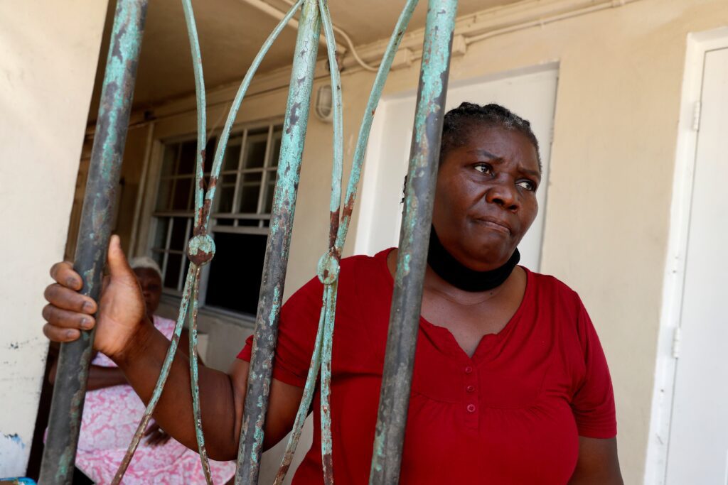 Gracieuse Jean habla con una periodista en el barrio de Little Haiti, en Miami, Florida, el 8 de julio de 2021. Esa semana, el presidente de Haití, Jovenel Moïse, fue asesinado a tiros por hombres armados en su residencia privada, lo que desató temores de que la empobrecida nación caribeña se hundiera aún más en el caos. (Foto OSV News/Shannon Stapleton, Reuters)