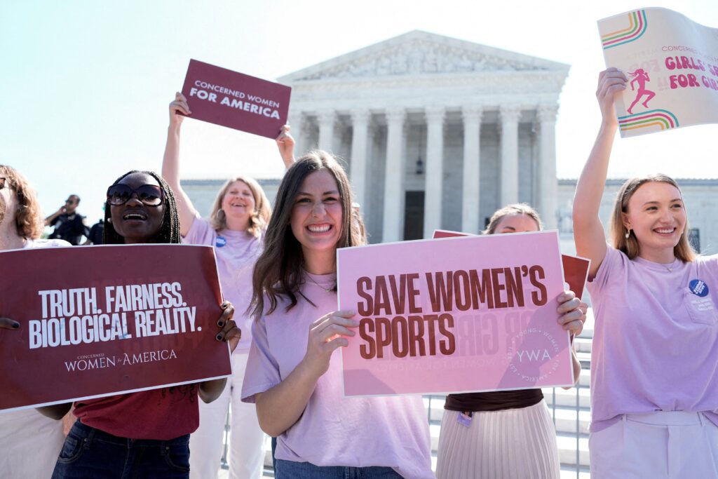 Un grupo de mujeres sostiene carteles frente a la Corte Suprema de Estados Unidos, en Washington, el 30 de junio de 2026, mientras celebran los últimos fallos del tribunal al cierre de su período de nueve meses, entre ellos la decisión que permite a los estados imponer restricciones a los estudiantes deportistas que se identifican como transgénero. El fallo confirmó las leyes de West Virginia e Idaho que prohíben su participación en equipos deportivos femeninos. (Foto de OSV News/Cheney Orr, Reuters)