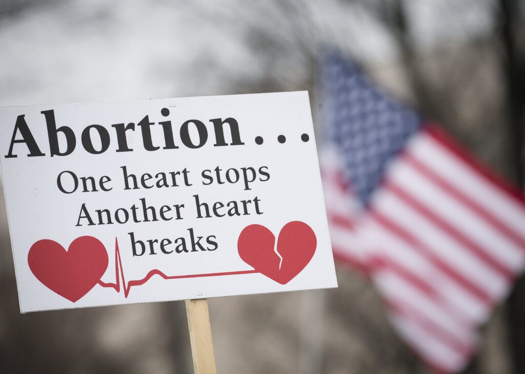 Un cartel provida se exhibe durante la Marcha por la Vida anual de 2019 en Washington. La demanda del estado de California contra dos organizaciones provida sin fines de lucro, especializadas en ayudar a revertir los efectos de las píldoras abortivas cuando se ha tomado la primera de ellas, llegó a juicio el 24 de junio de 2026. (Foto OSV News/Tyler Orsburn)