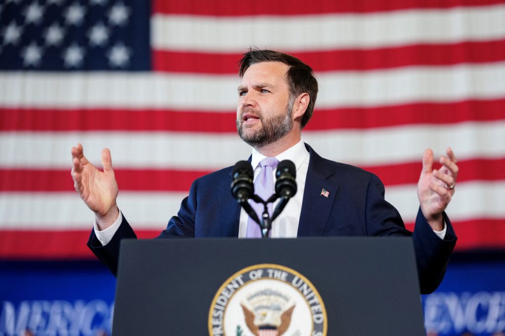 El vicepresidente de Estados Unidos, JD Vance, habla durante un acto conmemorativo por los 250 años de las Fuerzas Armadas estadounidenses en la Estación Aérea Naval Oceana, en Virginia Beach, el 1 de julio de 2026. En una entrevista concedida el 30 de junio, Vance afirmó que considera "preocupantes" algunas de las posturas del Vaticano sobre la inmigración. (Foto OSV News/Ken Cedeno, pool vía Reuters)