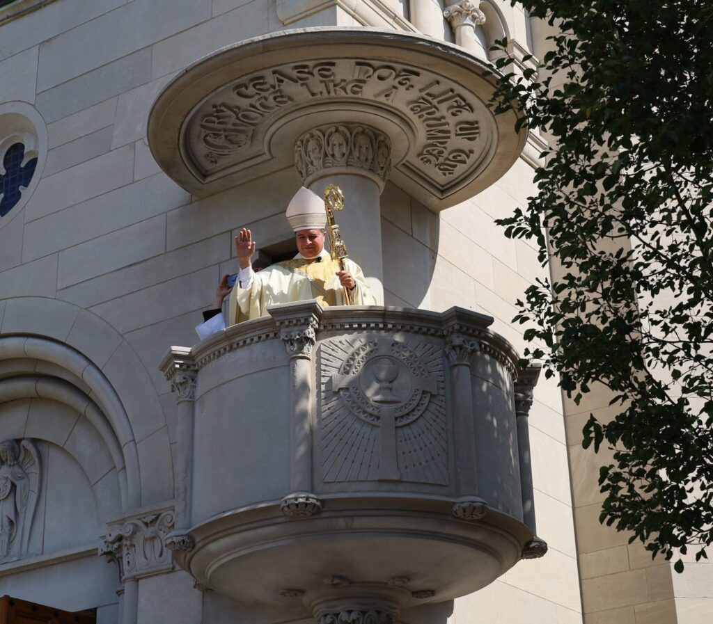 Desde el ambón exterior de la Catedral de San José, en Wheeling, Virginia Occidental, el 2 de julio de 2026, el obispo Evelio Menjívar-Ayala imparte una bendición a los fieles reunidos, quienes llenaron las calles alrededor del templo tras la Misa de su instalación como obispo de Wheeling-Charleston. (Foto OSV News/Colleen Rowan, The Catholic Spirit)