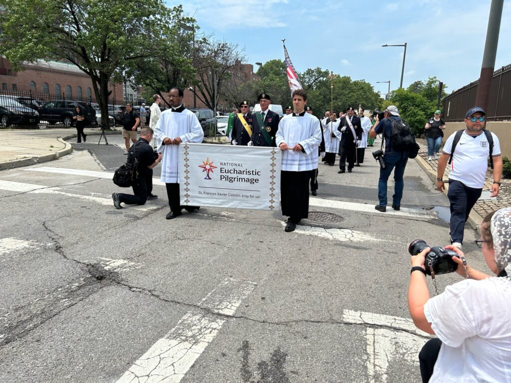 Peregrinos participan en el último tramo de la Peregrinación Eucarística Nacional 2026, el 5 de julio de 2026, en Filadelfia. (Foto OSV News/Gina Christian)