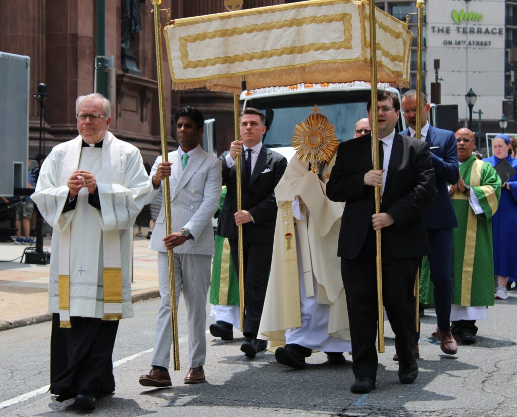 El arzobispo Nelson J. Pérez, de Filadelfia, encabeza la procesión con el Santísimo Sacramento el 5 de julio de 2026, durante la procesión eucarística final de la Peregrinación Eucarística Nacional de 2026, la cual concluyó en dicha ciudad en el marco de las celebraciones por el 250.º aniversario de EE.UU. (Foto de OSV
