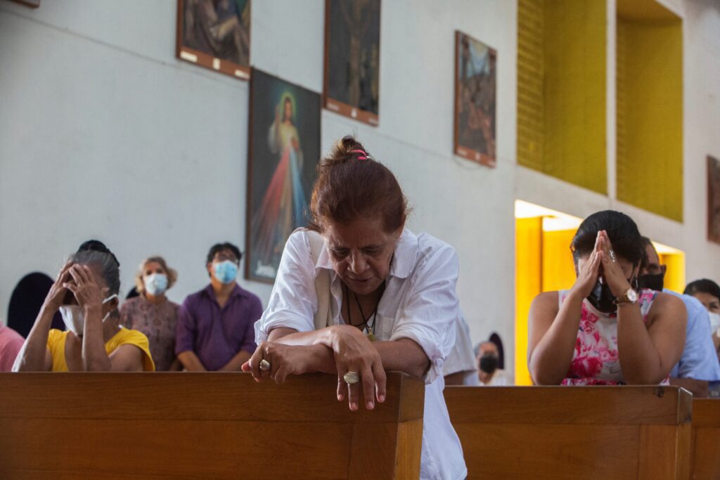 Fieles oran durante la Misa en la Catedral Metropolitana de Managua, Nicaragua, el 21 de agosto de 2022. Según el medio independiente nicaragüense Confidencial, el obispo emérito Juan Abelardo Mata fue detenido por la policía el 29 de junio de 2026, un día después de celebrar una Misa en la ciudad de Estelí, durante la cual pidió oraciones por la Iglesia Católica perseguida en el país. (Foto OSV News/Maynor Valenzuela, Reuters)