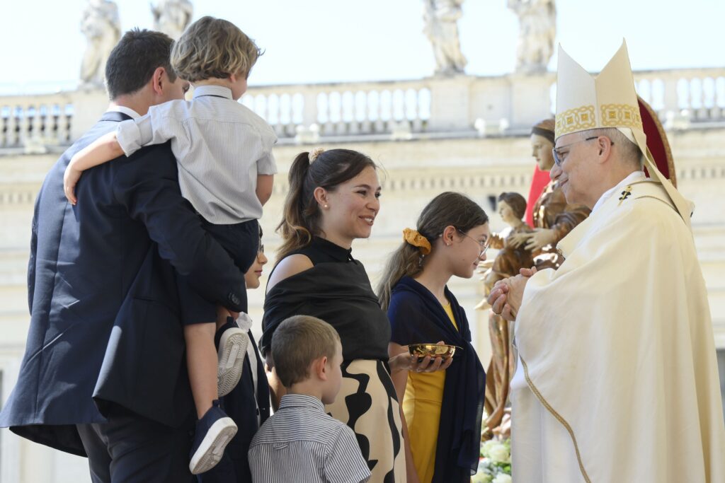 Una familia presenta las ofrendas al Papa León XIV durante la Misa con motivo del Jubileo de las Familias, los Niños, los Abuelos y las Personas Mayores en la Plaza de San Pedro del Vaticano, el 1 de junio de 2025. (Foto CNS/Vatican Media)