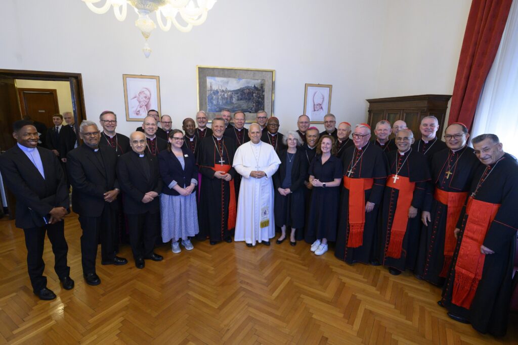 El Papa León XIV posa para una fotografía con los líderes de los "organismos continentales" que representan a América Latina, África, Asia, Europa, Oceanía, Oriente Medio y América del Norte, junto con los coordinadores de los equipos sinodales continentales, durante una reunión privada en el Vaticano el 25 de junio de 2026. (Foto CNS/Vatican Media)