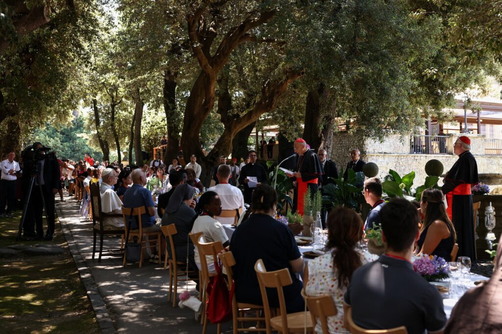 El cardenal Baldassare Reina pronuncia unas palabras durante un almuerzo del Papa León XIV con personas vulnerables de la diócesis de Roma en Borgo Laudato Si, en los jardines pontificios de Castel Gandolfo, Italia, el 11 de julio de 2026. (Foto OSV News/Matteo Minnella, Reuters)
