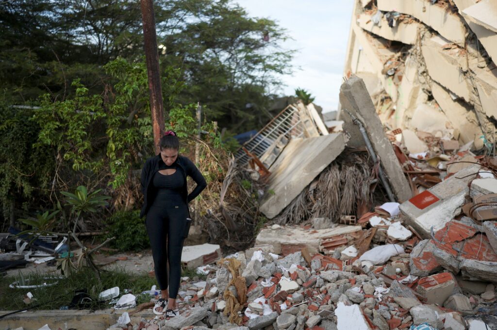 Deomaris Mata camina junto a los escombros de su apartamento en La Guaira, Venezuela, el 12 de julio de 2026, tras los terremotos del 24 de junio. El número de fallecidos asciende al menos a 4.500, mientras miles de personas continúan desaparecidas. (Foto OSV News/Pablo Sanhueza, Reuters)