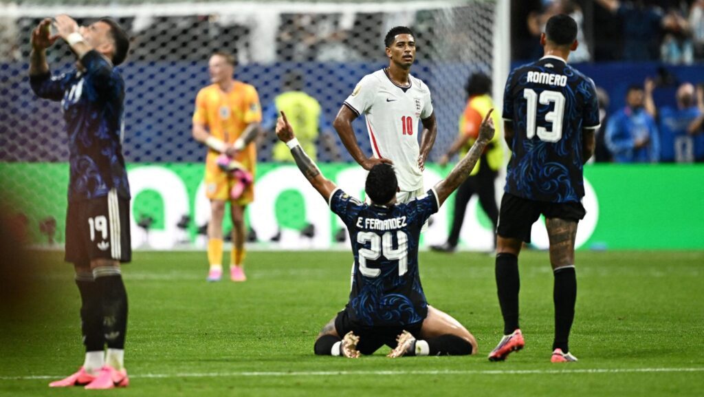 Enzo Fernández, de Argentina, celebra con los brazos en alto la victoria de su selección por 2-1 sobre Inglaterra en la semifinal de la Copa Mundial de la FIFA 2026, disputada el 15 de julio de 2026 en el Atlanta Stadium. Con este triunfo, Argentina avanzó a la final, donde enfrentará a España el 19 de julio en Nueva Jersey. (Foto OSV News/Dylan Martinez, Reuters)