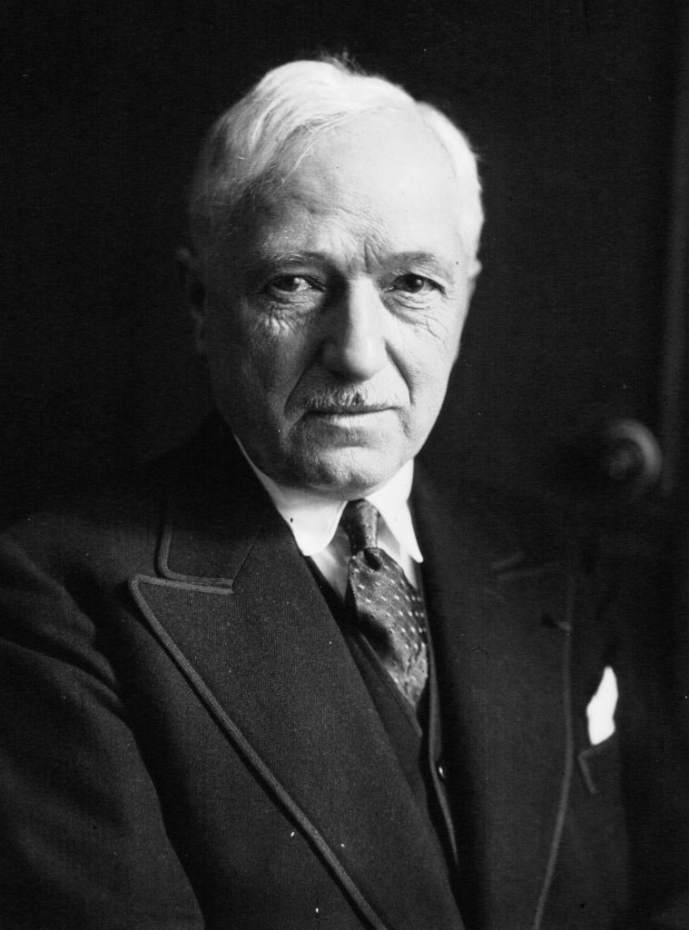 JULES RIMET | Angelus en Español Jules Rimet, dirigente francés de fútbol y tercer presidente de la FIFA entre 1921 y 1954, fue un católico ferviente que impulsó la celebración de la primera Copa Mundial de la FIFA en 1930. Inspirado por la doctrina social de la Iglesia expuesta por el papa León XIII en la encíclica Rerum Novarum, Rimet promovió la defensa de la dignidad humana, la justicia social y la responsabilidad colectiva hacia los más vulnerables, convencido de que el deporte podía ser un vehículo para difundir estos valores y superar las divisiones sociales. El Trofeo Jules Rimet, que llevó su nombre, fue el precursor del actual trofeo de la Copa Mundial de la FIFA. (Foto OSV News/Wikipedia Commons, dominio público)