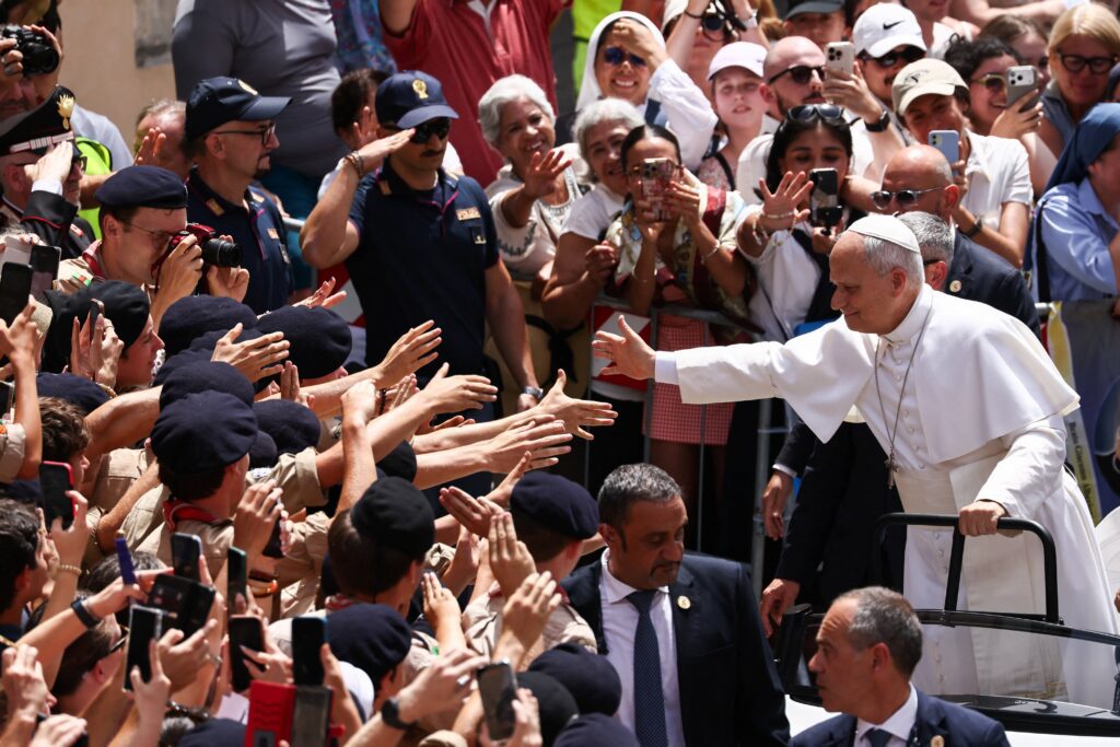 El Papa León XIV saluda a los fieles después de la oración del Ángelus en la Plaza de la Libertad de Castel Gandolfo, cerca de Roma, Italia, el 19 de julio de 2026. (Foto de OSV News/Matteo Minnella, Reuters)