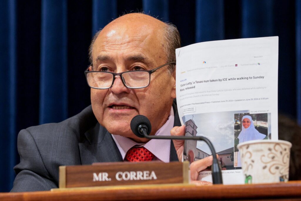 El representante Lou Correa, demócrata por California, muestra durante una audiencia en el Capitolio un artículo sobre la hermana Leticia Ugboaja, detenida por agentes de ICE el 28 de junio mientras se dirigía a misa en la iglesia Nuestra Señora de los Dolores. Fue liberada varias horas después. (Foto OSV News/Kylie Cooper, Reuters)
