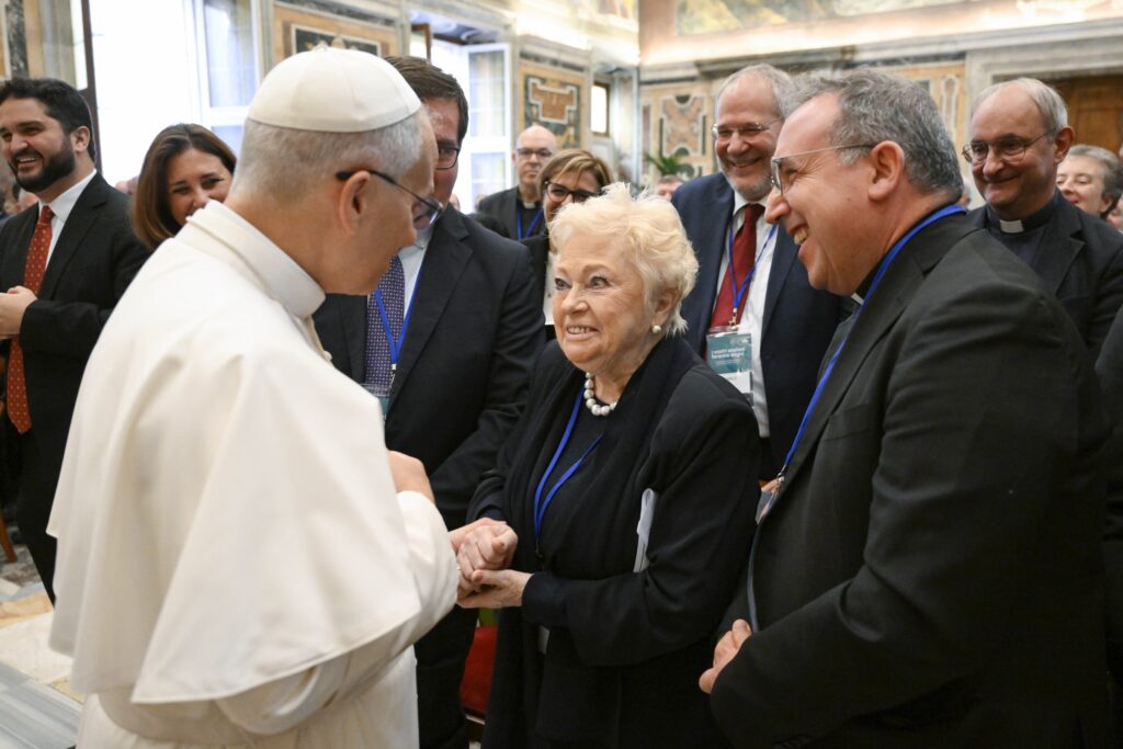 El papa León XIV saluda a un participante de una conferencia internacional sobre la pastoral de las personas mayores, organizada por el Dicasterio para los Laicos, la Familia y la Vida en el Vaticano, el 3 de octubre de 2025. (Foto CNS/Vatican Media)