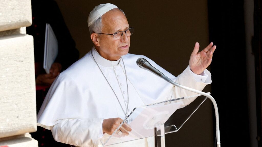 El papa León XIV dirige el rezo del Ángelus en la Piazza della Libertà, en Castel Gandolfo, cerca de Roma, el 26 de julio de 2026. Durante su mensaje, hizo un llamado al diálogo, la diplomacia y la oración por una paz justa en Tierra Santa y Oriente Medio. (Foto OSV News/Remo Casilli, Reuters)