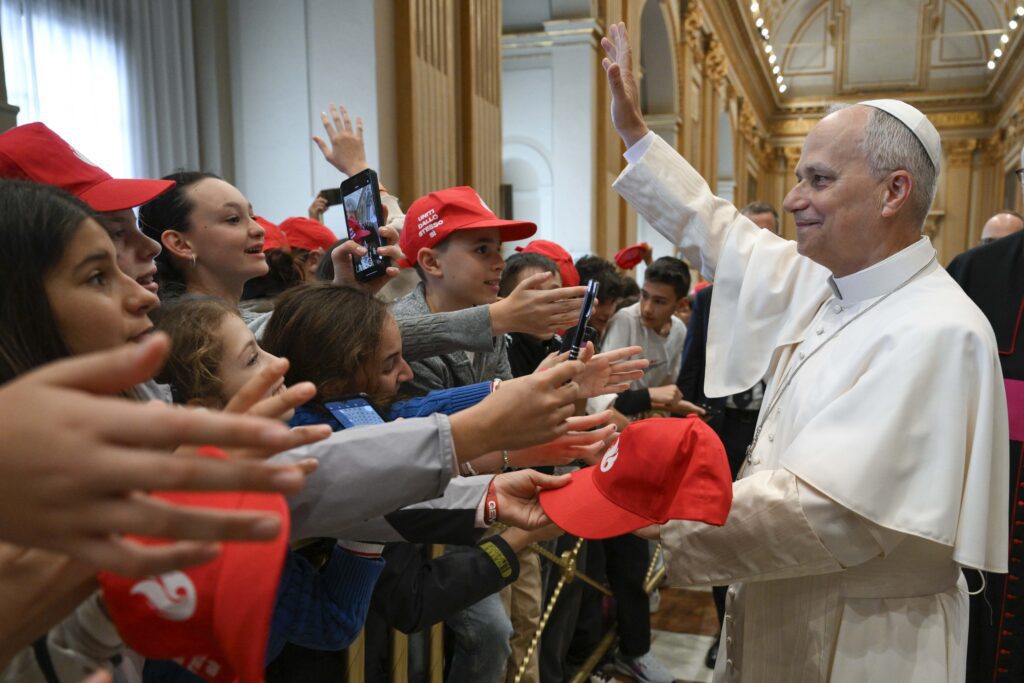 El papa León XIV saluda durante un encuentro, el 16 de mayo de 2026 en el Vaticano, con jóvenes católicos de la Arquidiócesis de Génova, Italia, que se preparaban para recibir el sacramento de la Confirmación. (Foto OSV News/Simone Risoluti, Vatican Media)