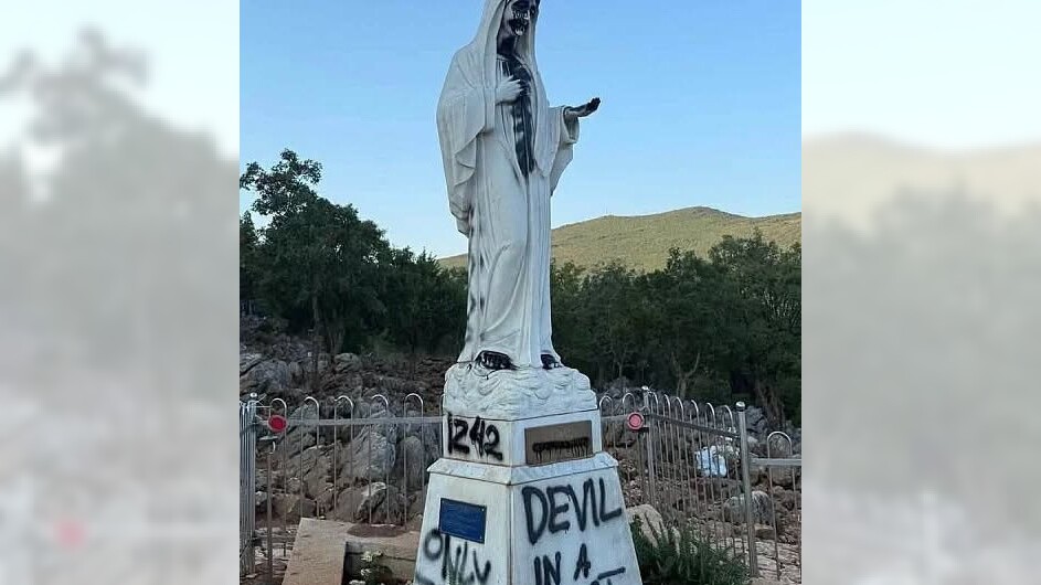 Una estatua de la Virgen María, vandalizada con pintura negra en aerosol y varias inscripciones blasfemas contra la Madre de Dios, aparece en Medjugorje, Bosnia y Herzegovina, el 28 de julio de 2026. (Foto OSV News/cortesía del Consejo Interreligioso de Bosnia y Herzegovina)
