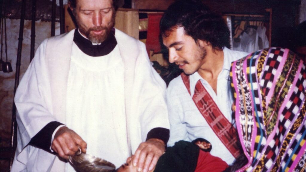 El beato Stanley Rother, a la izquierda, sacerdote originario de Oklahoma, dedicó su ministerio a las comunidades indígenas más pobres de Guatemala. El 28 de julio de 1981, el entonces padre Rother fue asesinado en la casa parroquial de Santiago Atitlán, Guatemala. El papa Francisco reconoció oficialmente su martirio el 1 de diciembre de 2016 y fue beatificado durante una misa celebrada el 23 de septiembre de 2017 en el Cox Convention Center de Oklahoma City. (Foto de archivo OSV News)