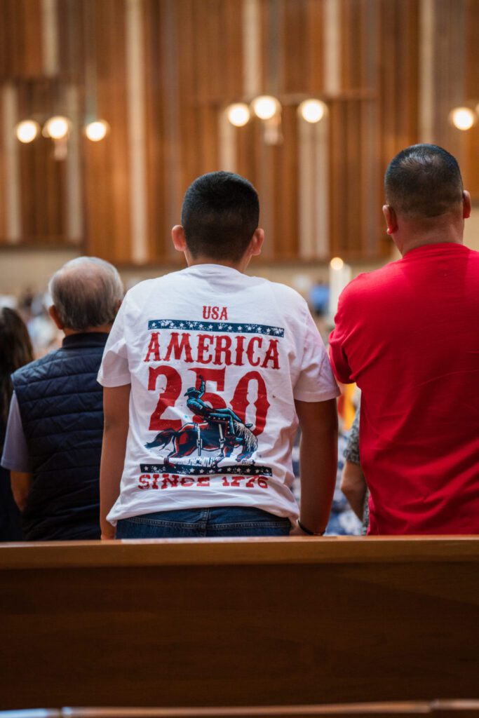 America250-178-1024x1536 | Angelus en Español Un feligrés viste una camiseta con el lema "America 250" durante la Misa por la Nación, celebrada el 3 de julio en la Catedral de Nuestra Señora de los Ángeles. (Isabel Cacho)