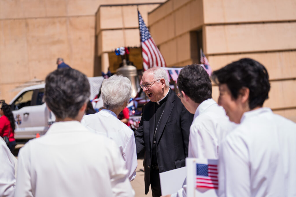 America250-35 | Angelus en Español El arzobispo José H. Gómez conversa con las Hermanas de la Sociedad Devota del Sagrado Corazón de Jesús antes de la Misa por la Nación, celebrada el 3 de julio en la Catedral de Nuestra Señora de los Ángeles. (Isabel Cacho)