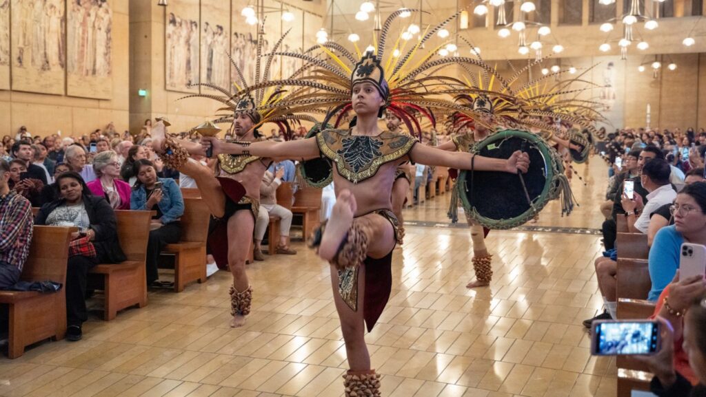 Bailarines de la Compañía de Ballet Folklórico Grandeza Mexicana ingresan a la Catedral de Nuestra Señora de los Ángeles para dar inicio al evento. (Reese Cuevas)