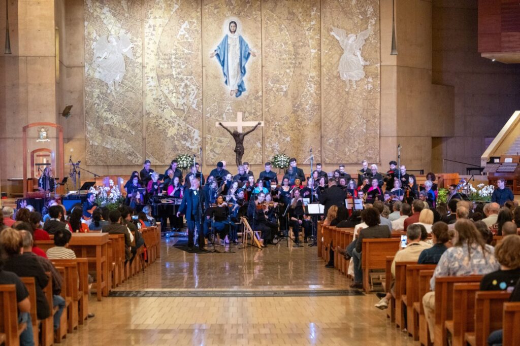 La presentación de “Misa Azteca” combinó música orquestal, canto operístico y elementos indígenas de México. (Reese Cuevas)