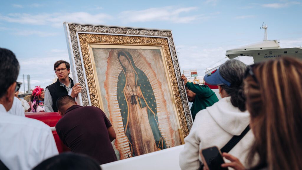 La imagen peregrina de Nuestra Señora de Guadalupe llega a la isla Santa Catalina el 5 de mayo de 2026, tras viajar en barco desde el Puerto de Los Ángeles. (Isabel Cacho)